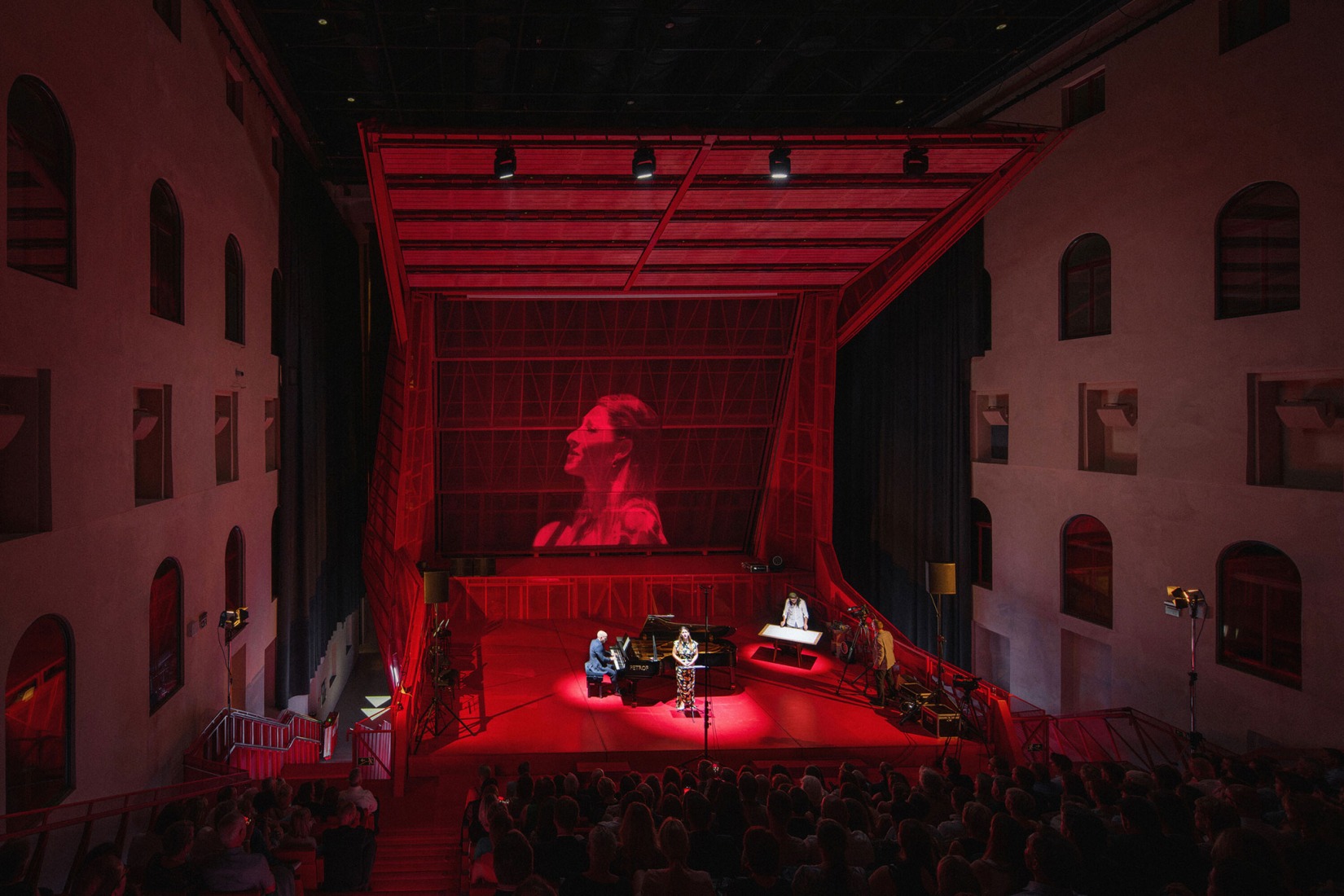Sala de conciertos en el Balneario Imperial por Petr Hájek ARCHITEKTI. Fotografía por Petr Polák.