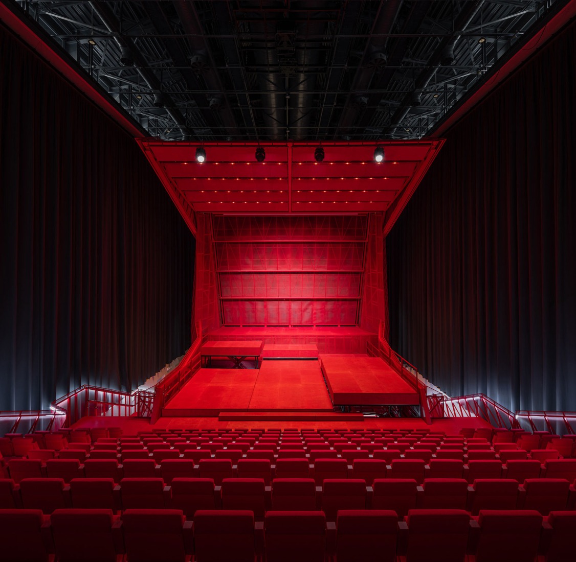 Sala de conciertos en el Balneario Imperial por Petr Hájek ARCHITEKTI. Fotografía por Petr Polák.