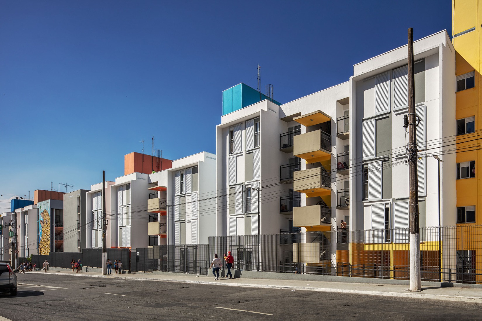 New block for Heliópolis housing complex by Biselli Katchborian Arquitetos Associados. Photography by Nelson Kon.