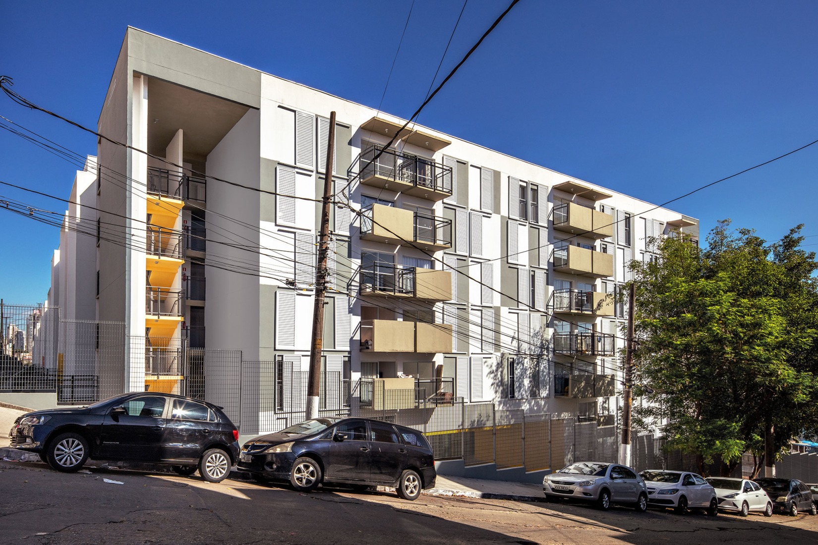 New block for Heliópolis housing complex by Biselli Katchborian Arquitetos Associados. Photography by Nelson Kon.
