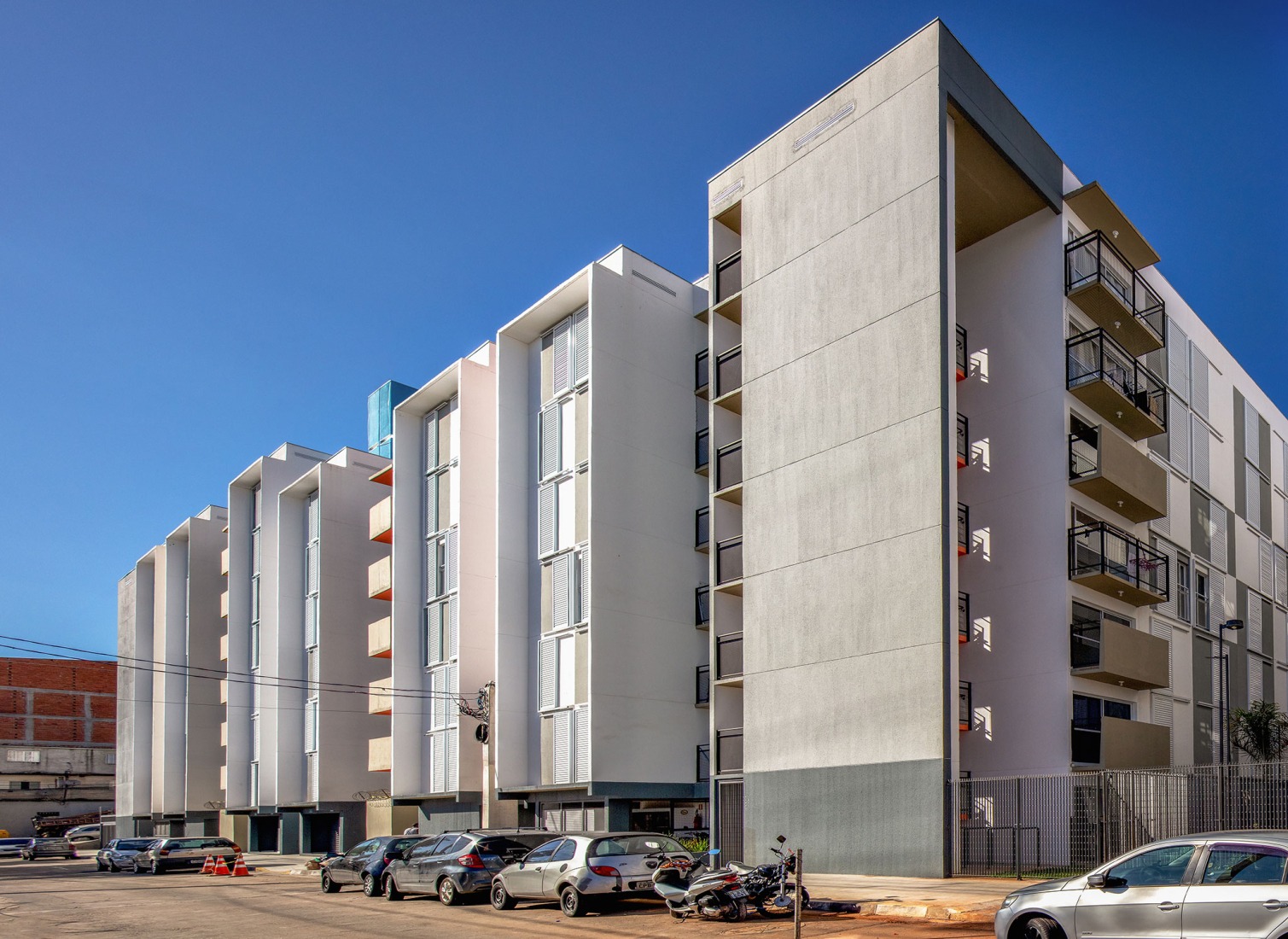 New block for Heliópolis housing complex by Biselli Katchborian Arquitetos Associados. Photography by Nelson Kon.
