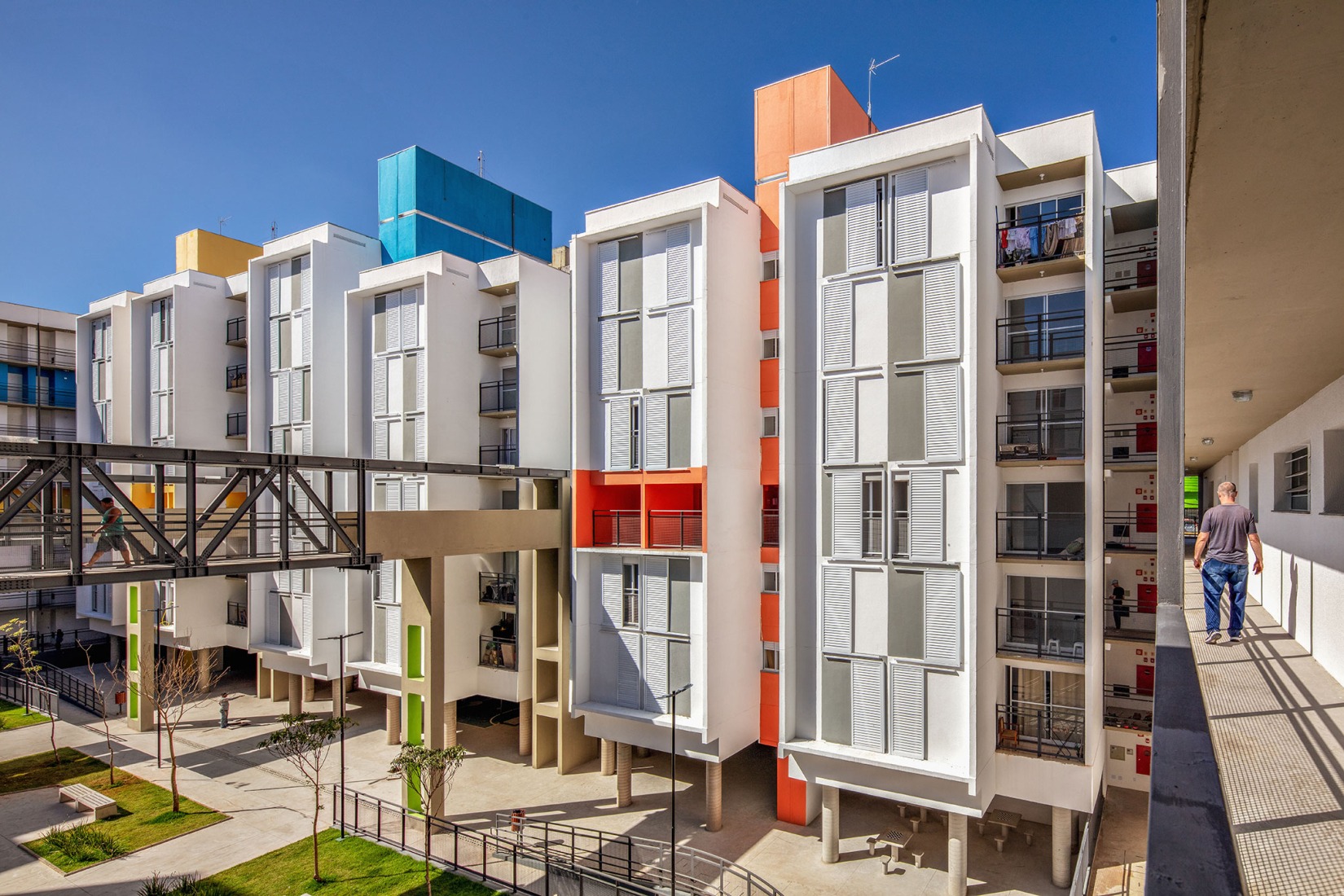 New block for Heliópolis housing complex by Biselli Katchborian Arquitetos Associados. Photography by Nelson Kon.