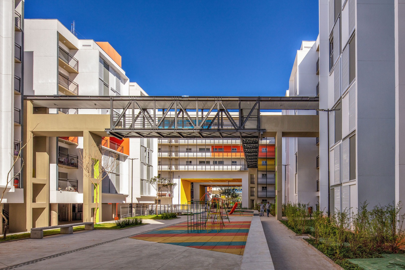 New block for Heliópolis housing complex by Biselli Katchborian Arquitetos Associados. Photography by Nelson Kon.