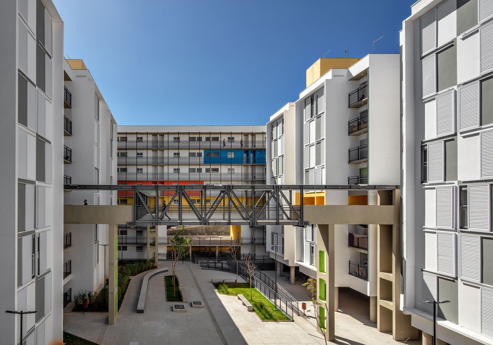 New block for Heliópolis housing complex by Biselli Katchborian Arquitetos Associados. Photography by Nelson Kon.