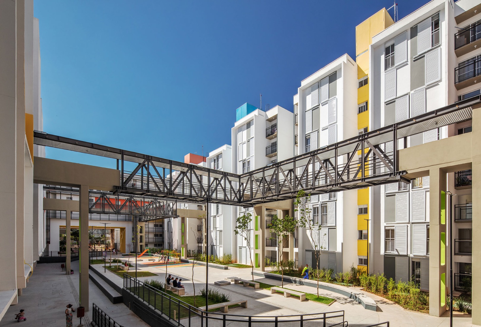 New block for Heliópolis housing complex by Biselli Katchborian Arquitetos Associados. Photography by Nelson Kon.