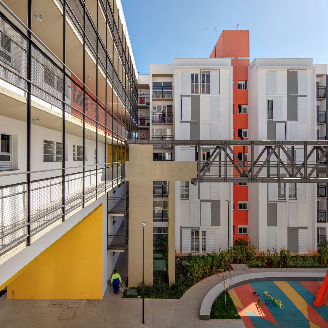 New block for Heliópolis housing complex by Biselli Katchborian Arquitetos Associados. Photography by Nelson Kon.