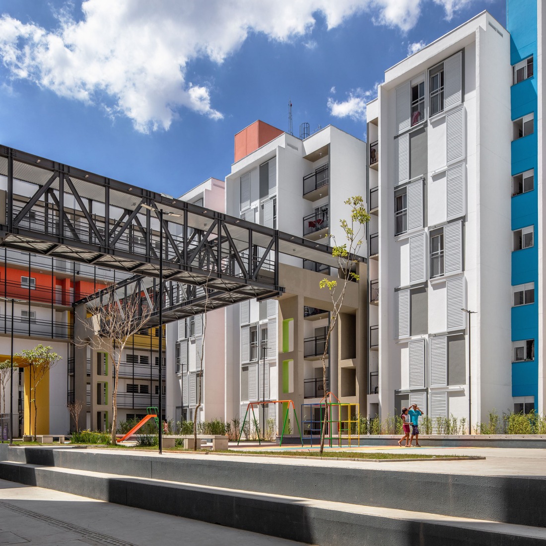 New block for Heliópolis housing complex by Biselli Katchborian Arquitetos Associados. Photography by Nelson Kon.