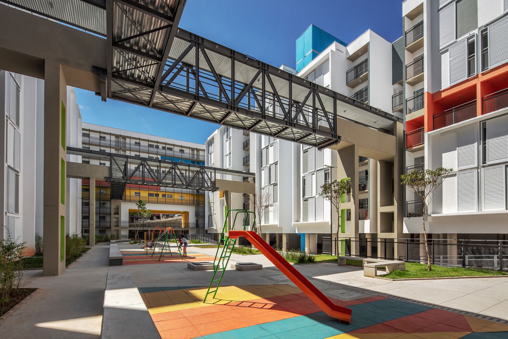 New block for Heliópolis housing complex by Biselli Katchborian Arquitetos Associados. Photography by Nelson Kon.