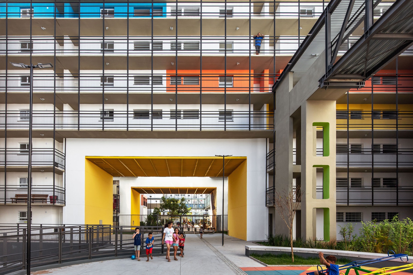 New block for Heliópolis housing complex by Biselli Katchborian Arquitetos Associados. Photography by Nelson Kon.