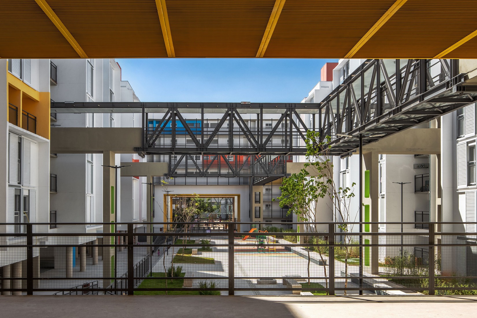 New block for Heliópolis housing complex by Biselli Katchborian Arquitetos Associados. Photography by Nelson Kon.