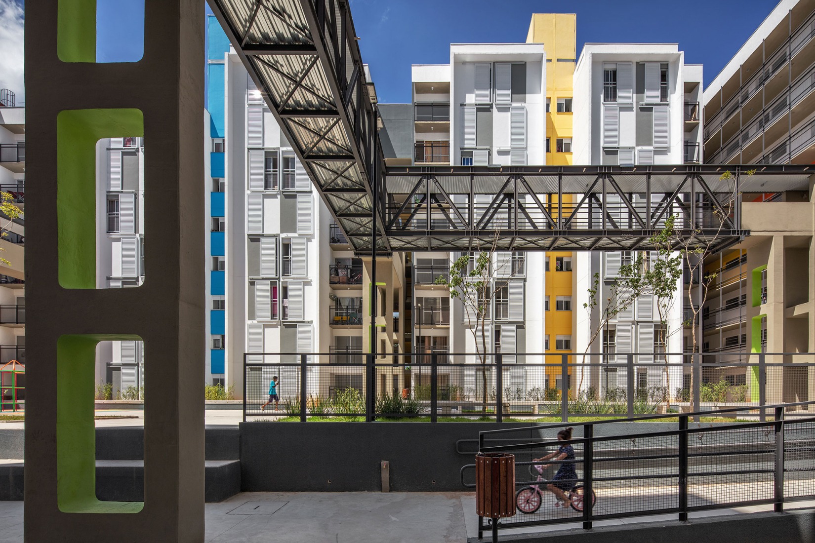 New block for Heliópolis housing complex by Biselli Katchborian Arquitetos Associados. Photography by Nelson Kon.