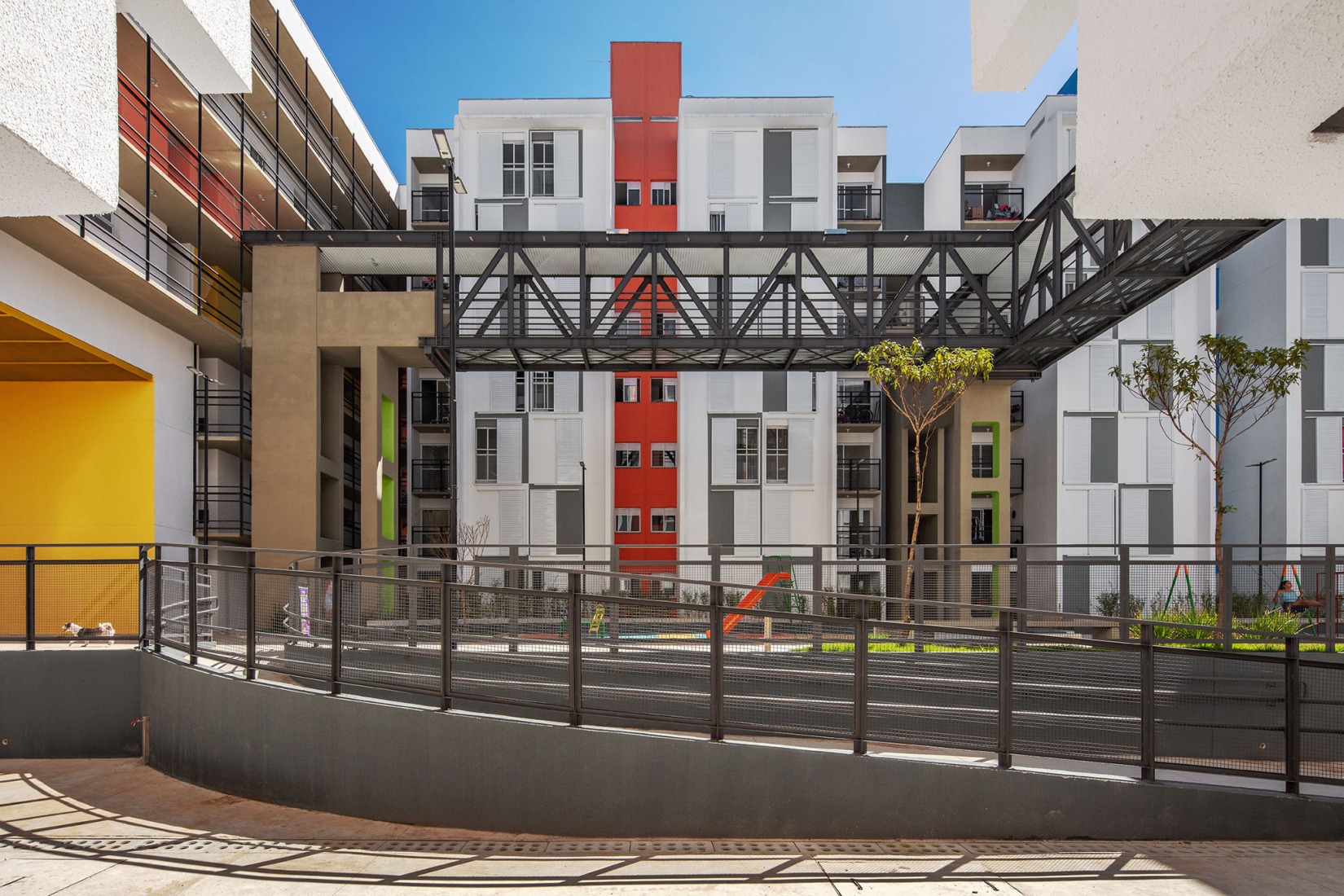 New block for Heliópolis housing complex by Biselli Katchborian Arquitetos Associados. Photography by Nelson Kon.