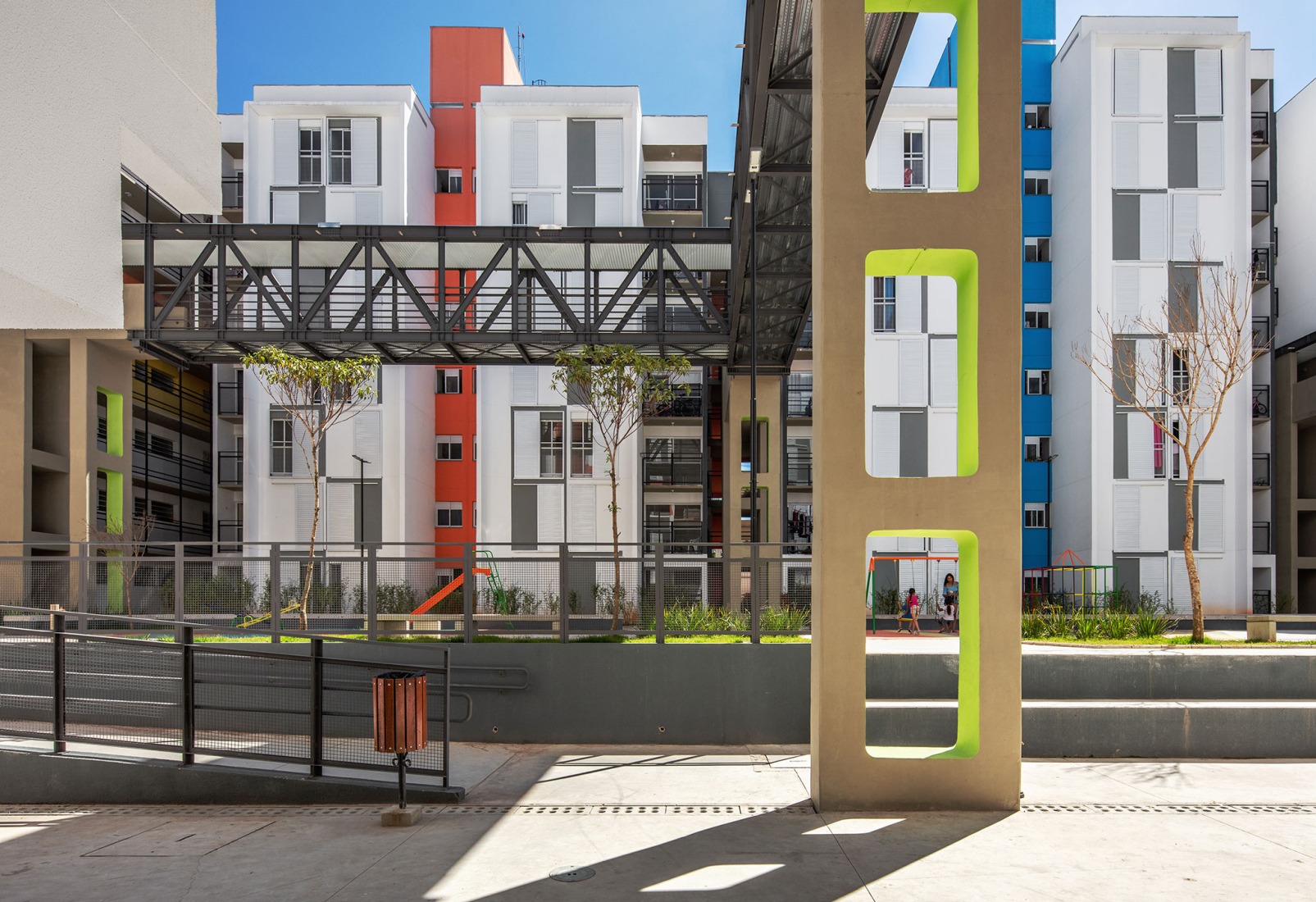 New block for Heliópolis housing complex by Biselli Katchborian Arquitetos Associados. Photography by Nelson Kon.