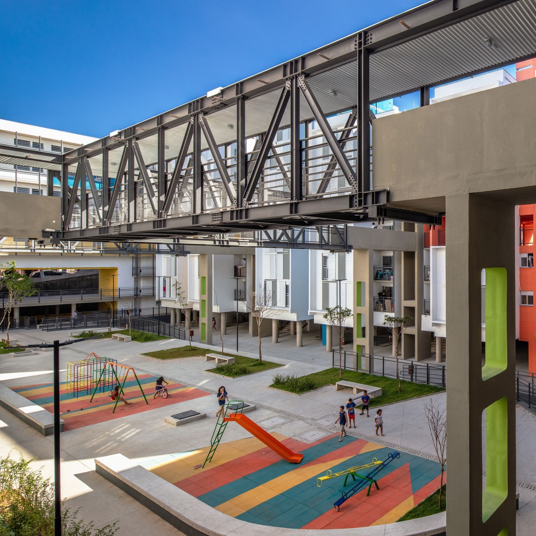 New block for Heliópolis housing complex by Biselli Katchborian Arquitetos Associados. Photography by Nelson Kon.