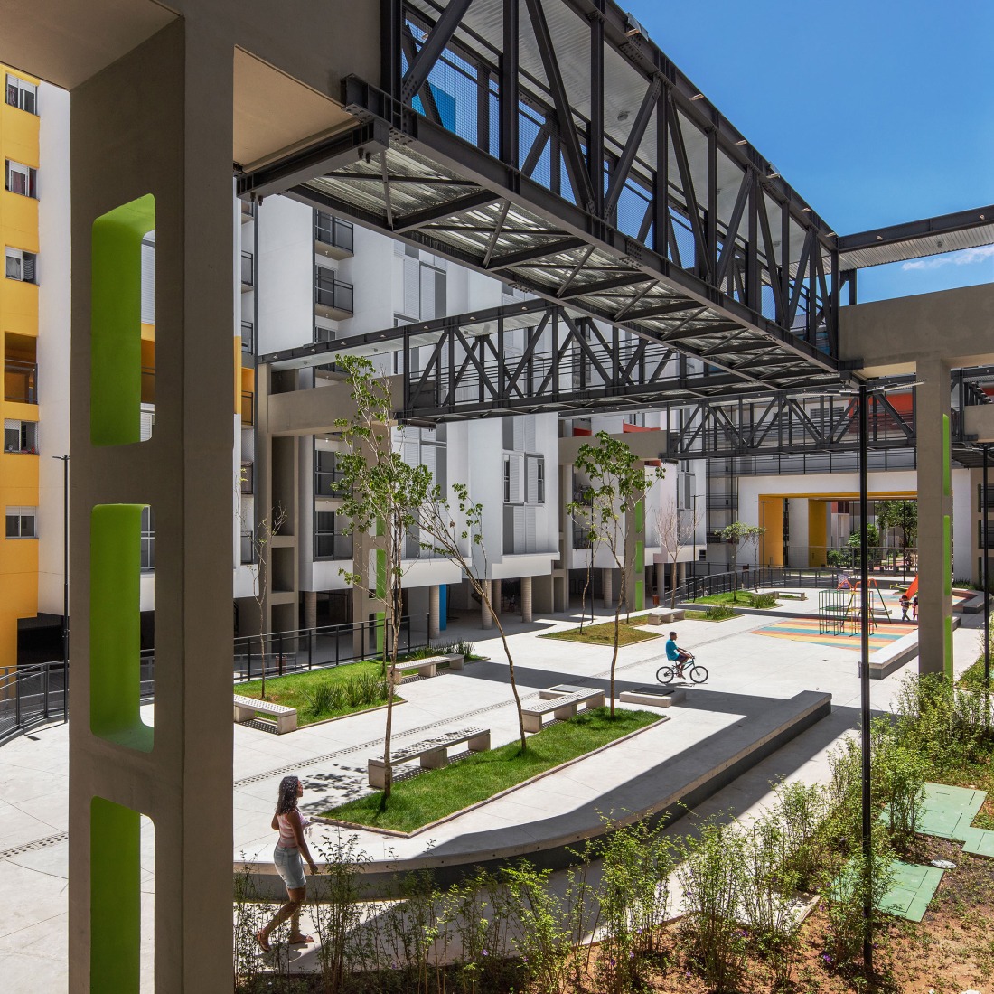 New block for Heliópolis housing complex by Biselli Katchborian Arquitetos Associados. Photography by Nelson Kon.