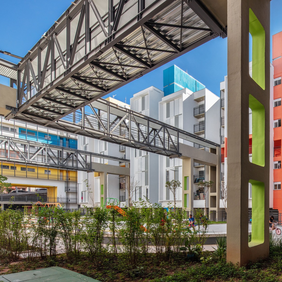 New block for Heliópolis housing complex by Biselli Katchborian Arquitetos Associados. Photography by Nelson Kon.