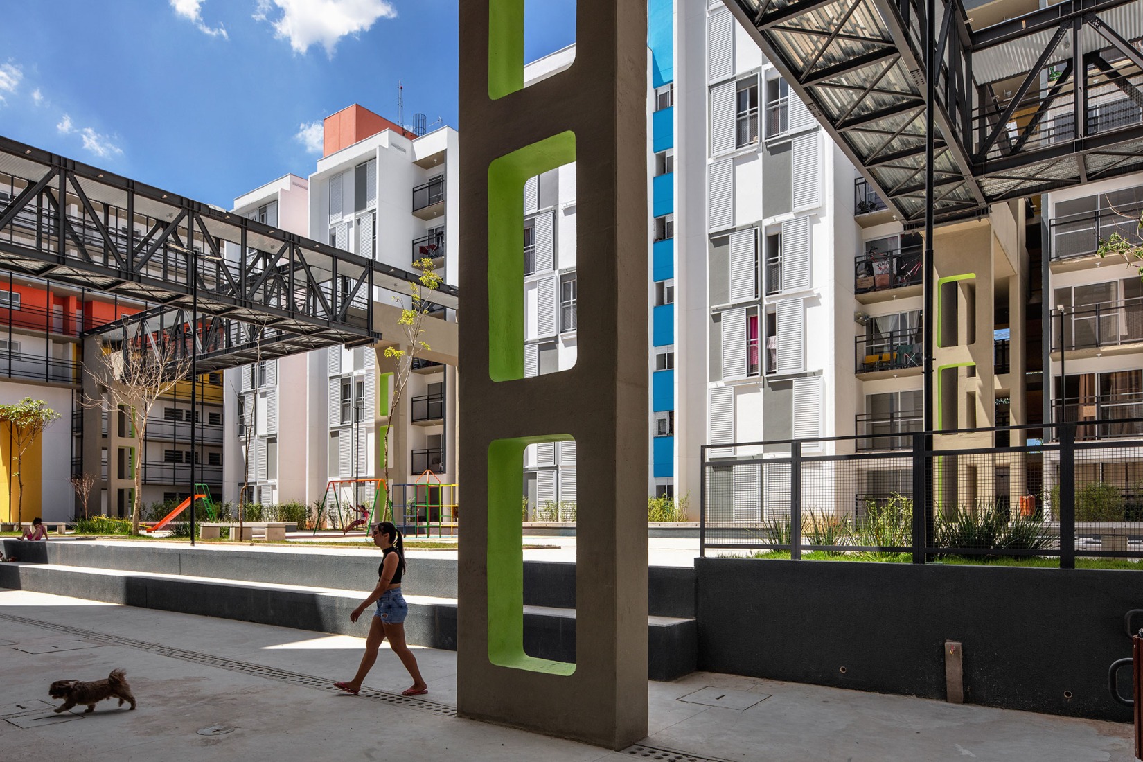 New block for Heliópolis housing complex by Biselli Katchborian Arquitetos Associados. Photography by Nelson Kon.