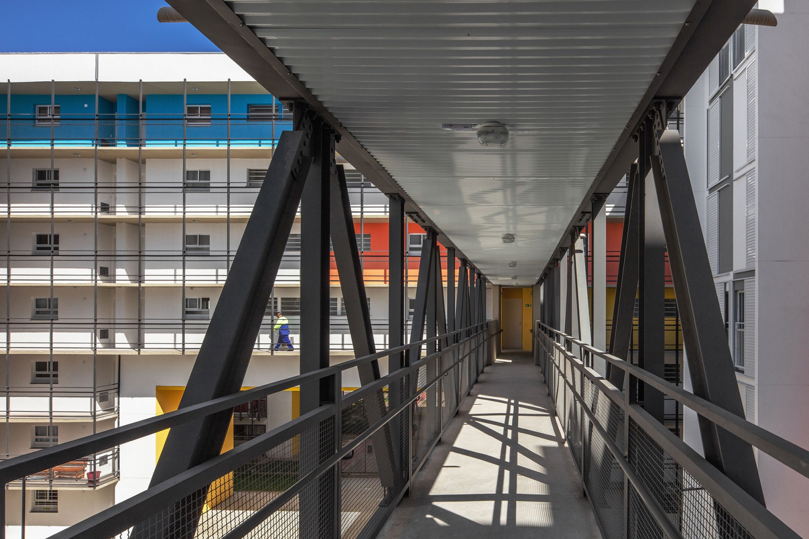 New block for Heliópolis housing complex by Biselli Katchborian Arquitetos Associados. Photography by Nelson Kon.