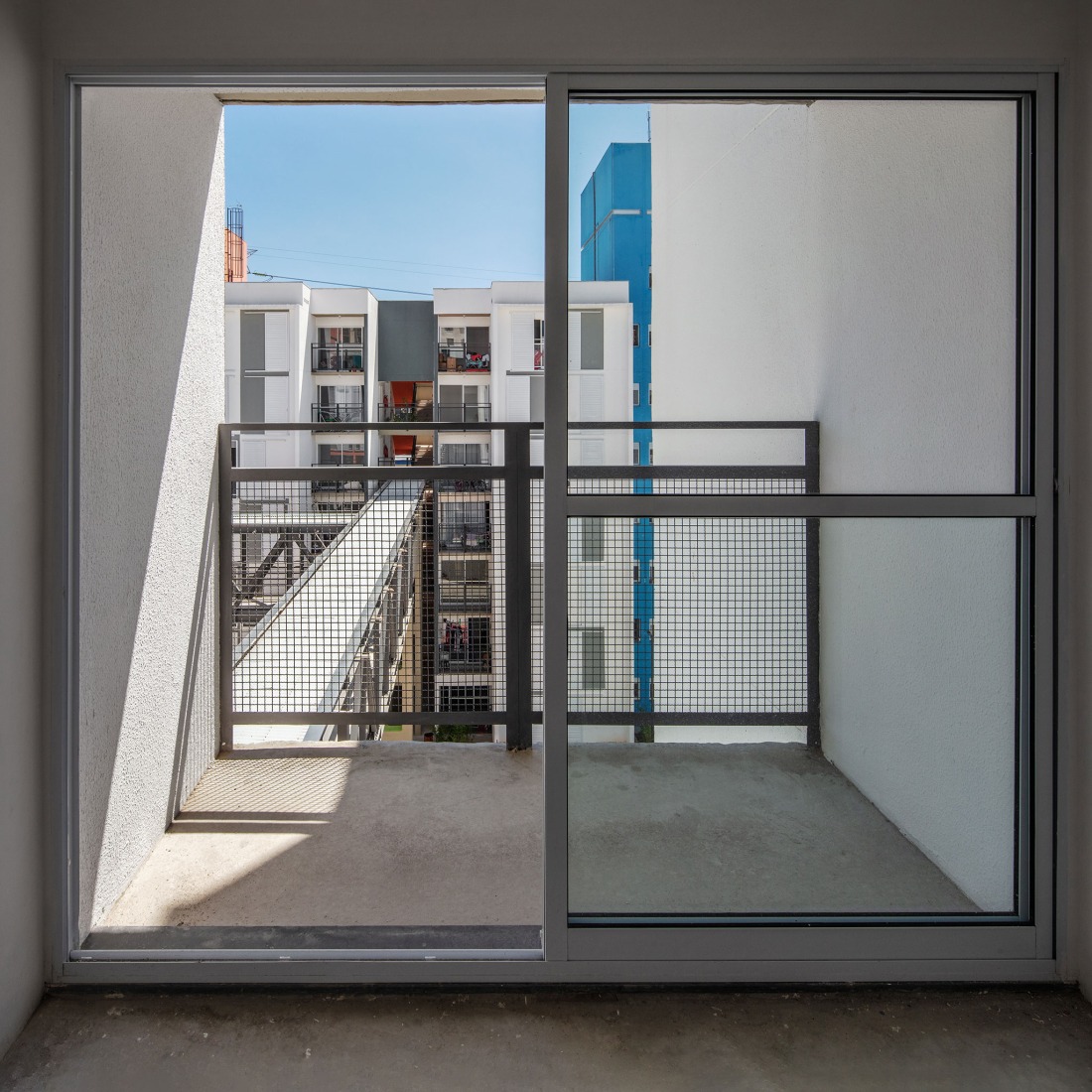 New block for Heliópolis housing complex by Biselli Katchborian Arquitetos Associados. Photography by Nelson Kon.