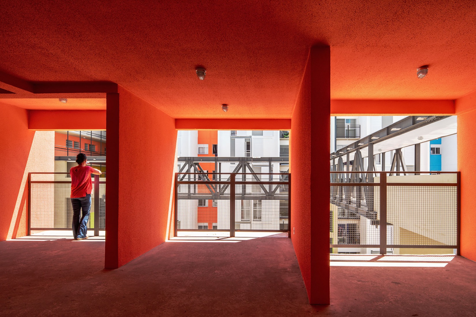 New block for Heliópolis housing complex by Biselli Katchborian Arquitetos Associados. Photography by Nelson Kon.