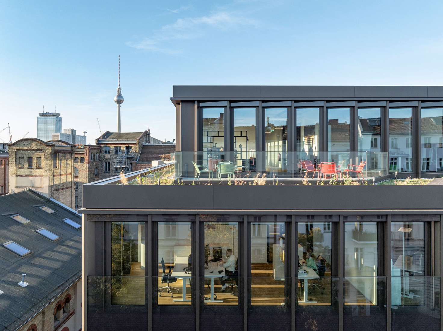 Edificio de oficinas SAB por Tchoban Voss Architekten. Fotografía por HG Esch.