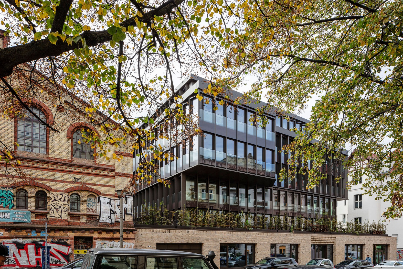 Edificio de oficinas SAB por Tchoban Voss Architekten. Fotografía por HG Esch.
