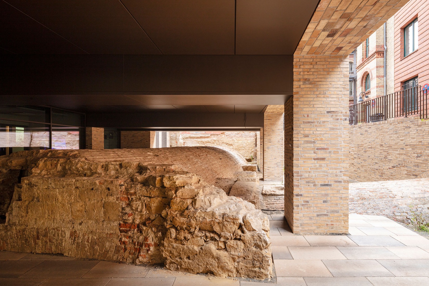Edificio de oficinas SAB por Tchoban Voss Architekten. Fotografía por HG Esch.