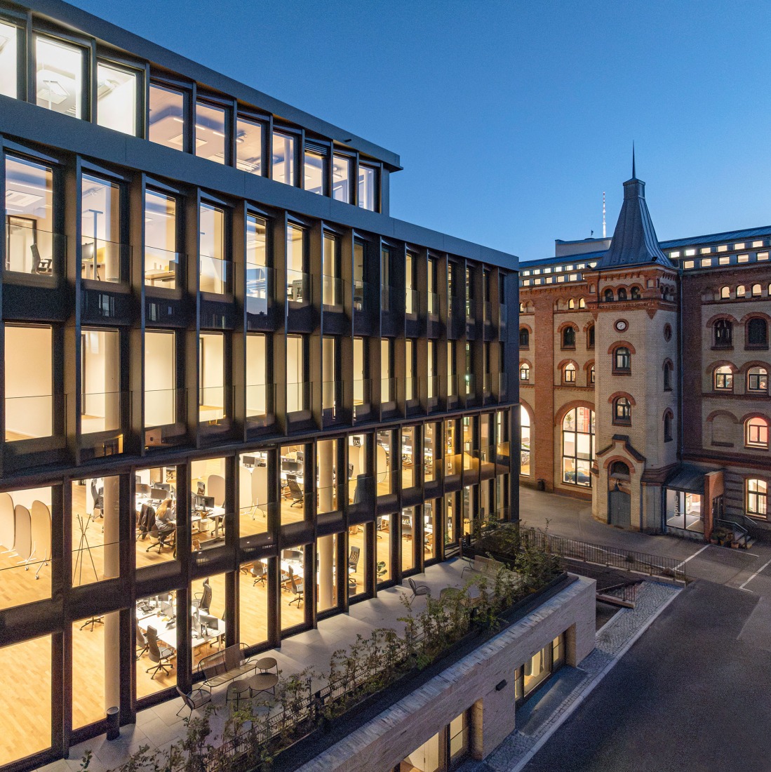 Edificio de oficinas SAB por Tchoban Voss Architekten. Fotografía por HG Esch.