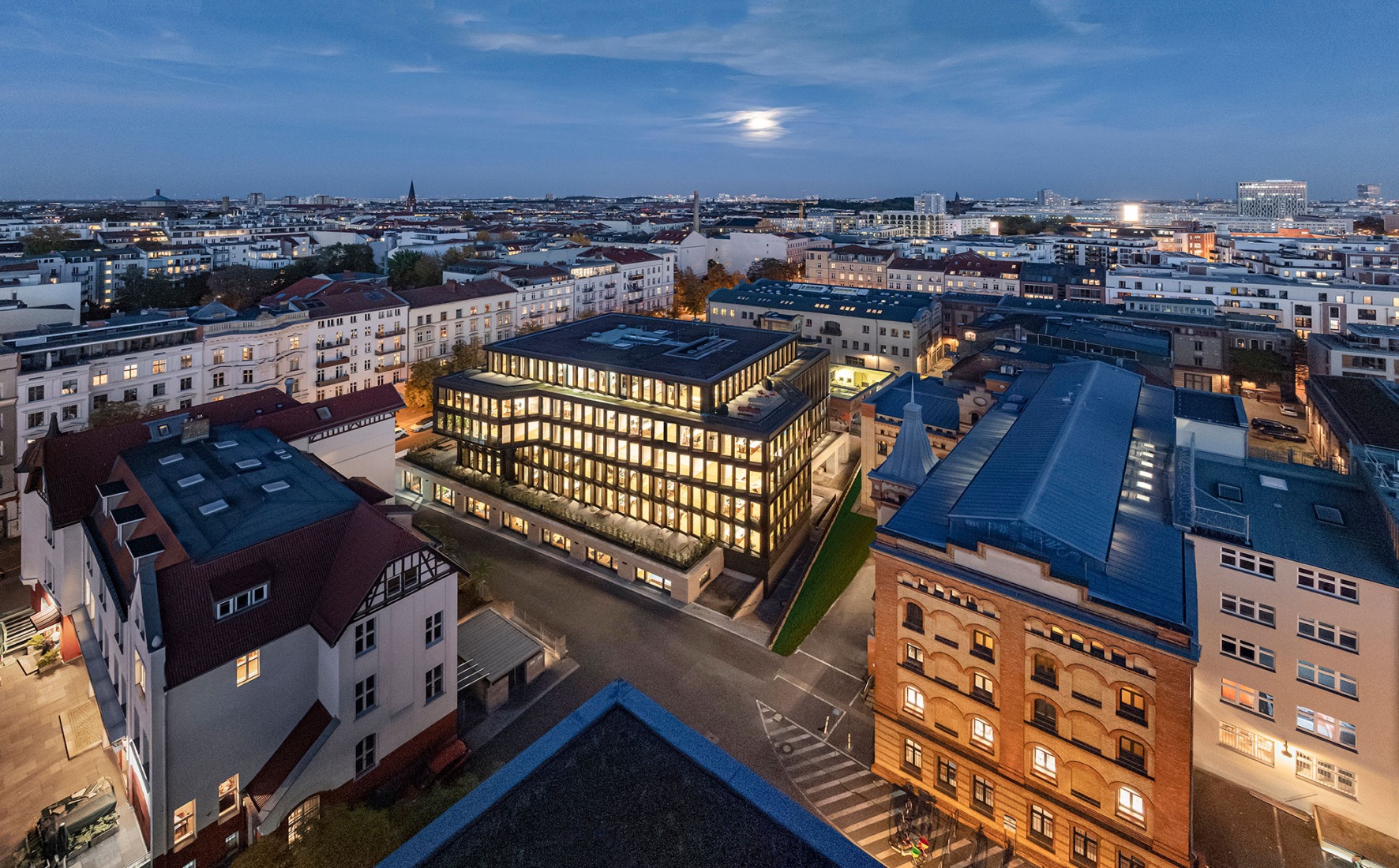 Edificio de oficinas SAB por Tchoban Voss Architekten. Fotografía por HG Esch.