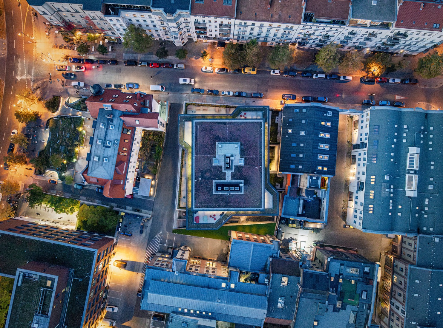 Edificio de oficinas SAB por Tchoban Voss Architekten. Fotografía por HG Esch.