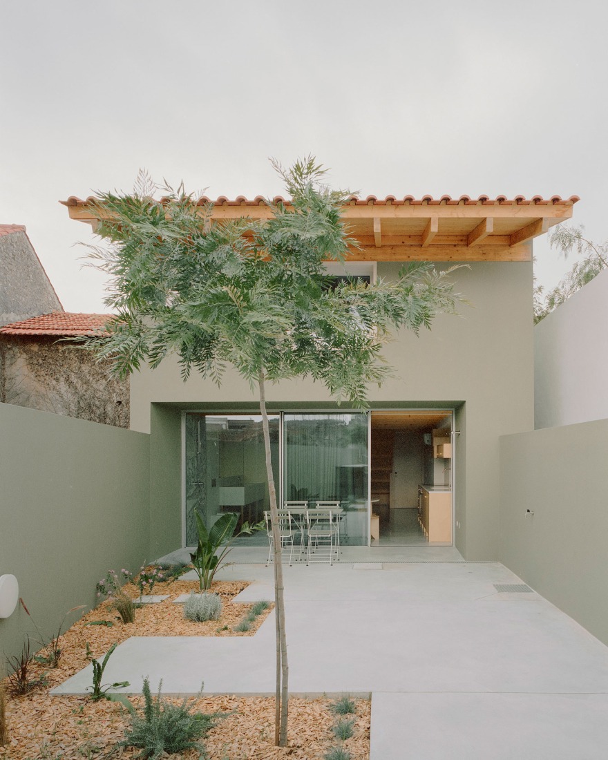 Gago Green House by Bruno Dias Arquitectura. Photograph by Hugo Santos Silva. 