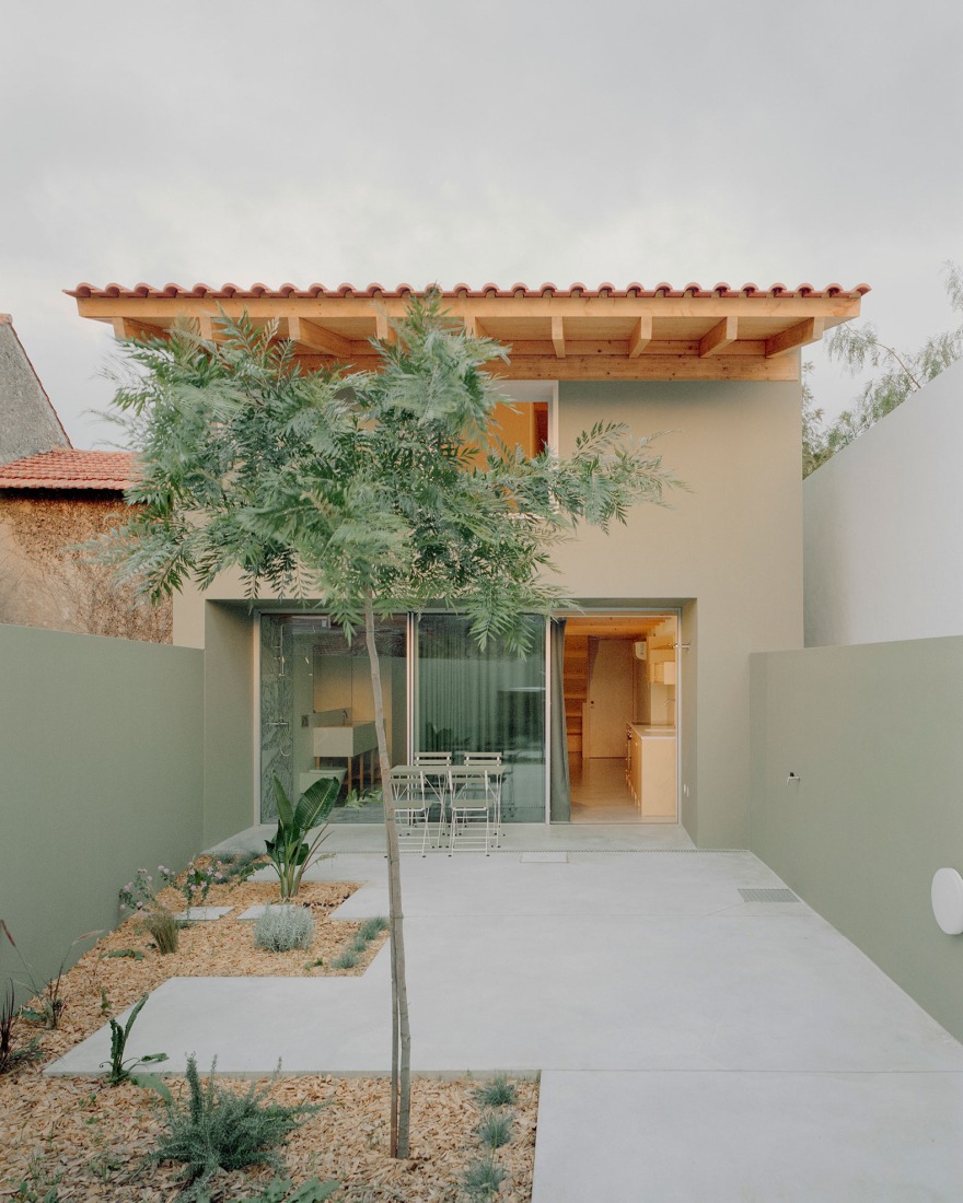 Gago Green House by Bruno Dias Arquitectura. Photograph by Hugo Santos Silva. 