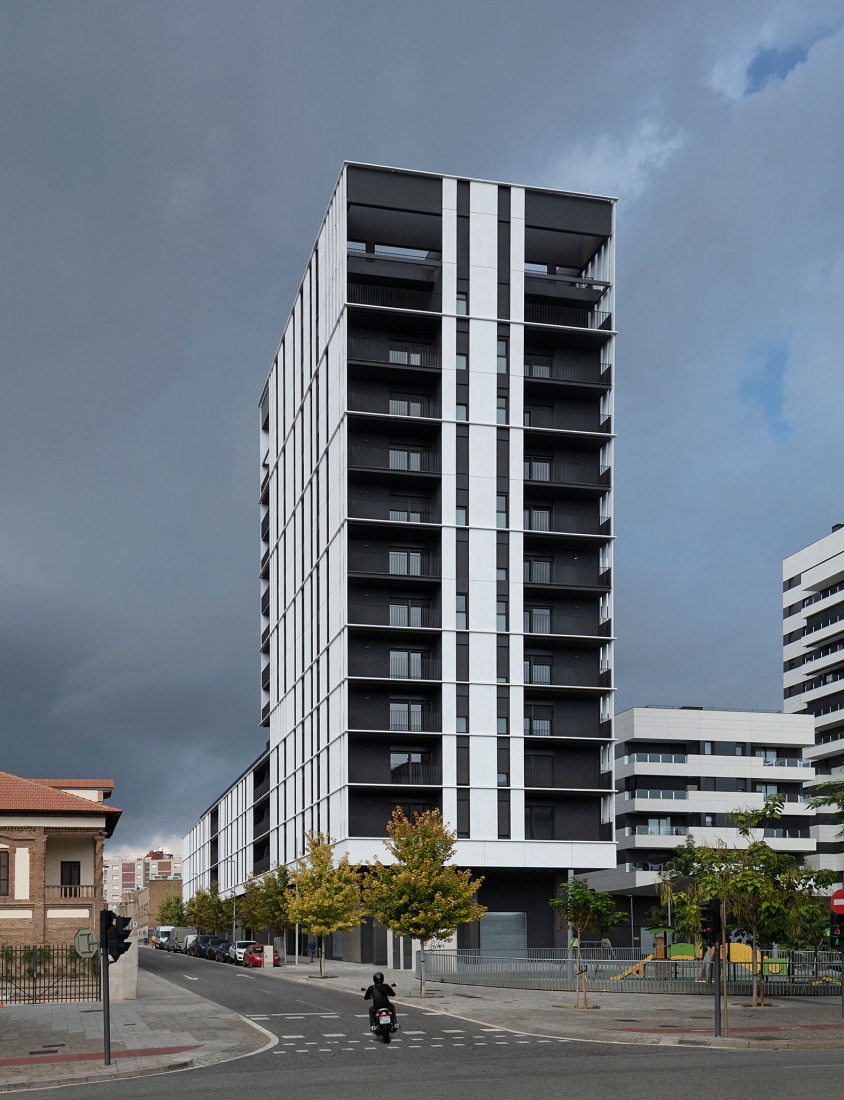 Torre residencial Bagaria por Bxd arquitectura. Fotografía por Aleix Bagué.