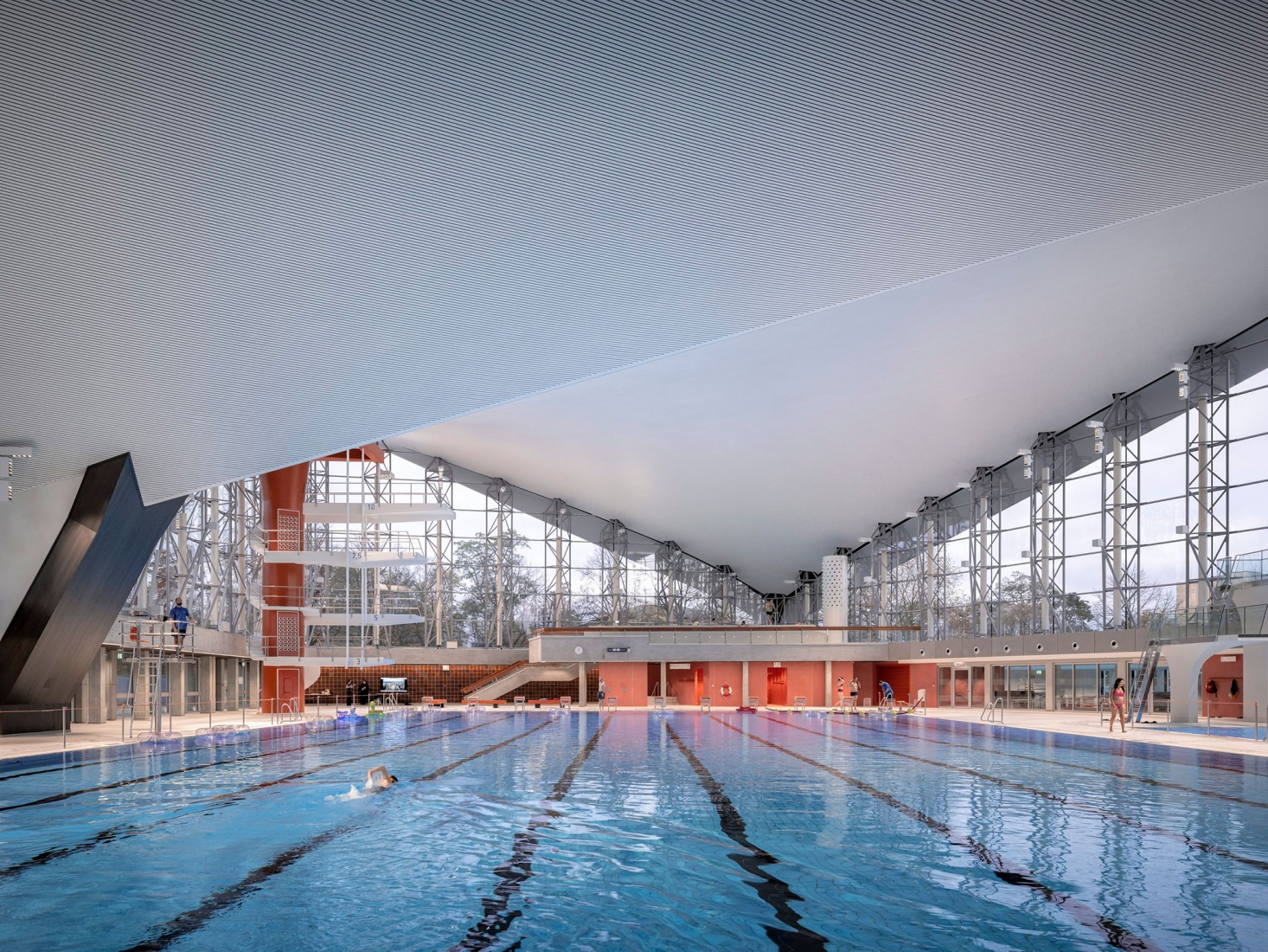 Alsterschwimmhalle por gmp Architekten. Fotografía por Marcus Bredt.