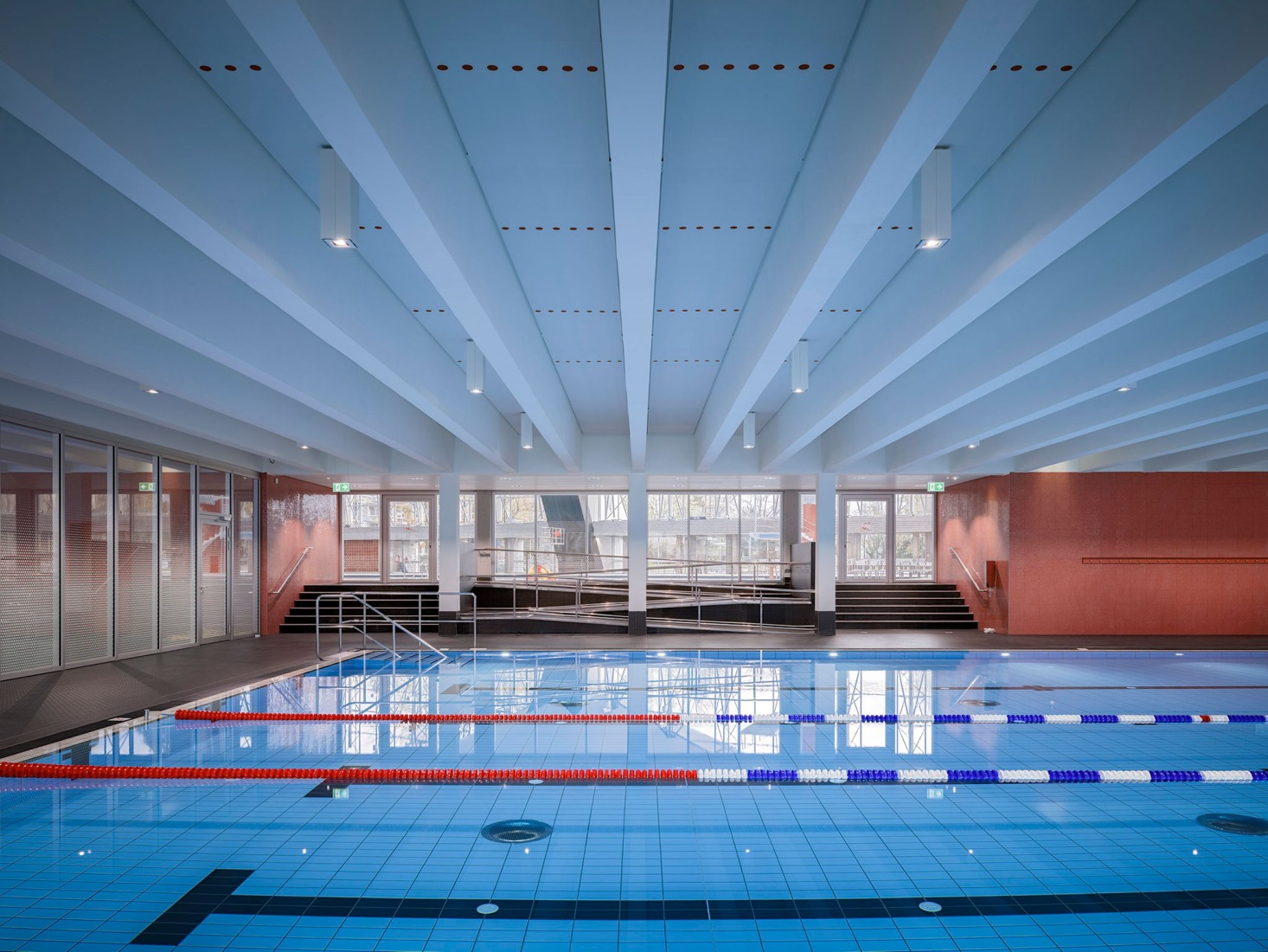 Alsterschwimmhalle por gmp Architekten. Fotografía por Marcus Bredt.