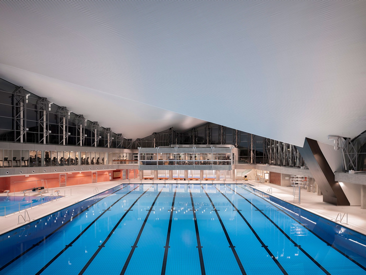 Alsterschwimmhalle por gmp Architekten. Fotografía por Marcus Bredt.