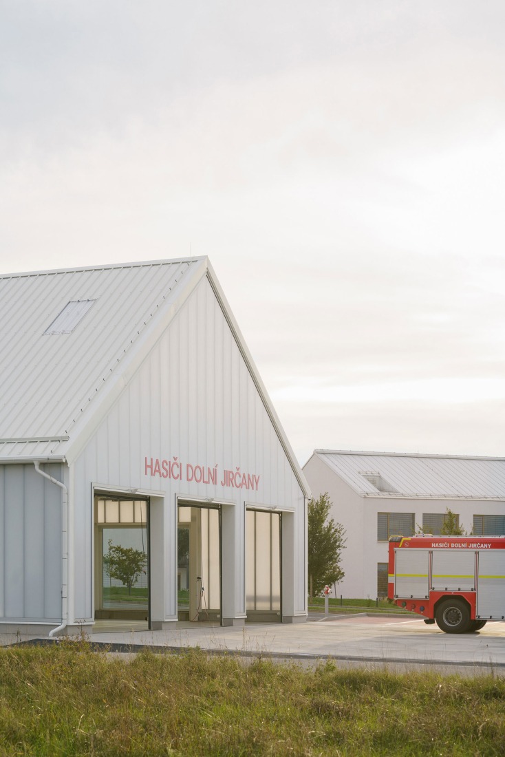 Estación de Bomberos Jirčany por SOA architekti. Fotografía por Alex Shoots Buildings.