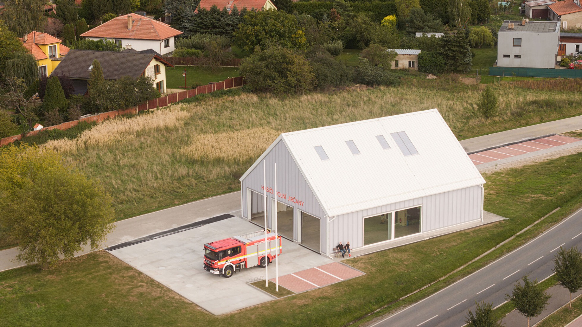 Estación de Bomberos Jirčany por SOA architekti. Fotografía por Alex Shoots Buildings.