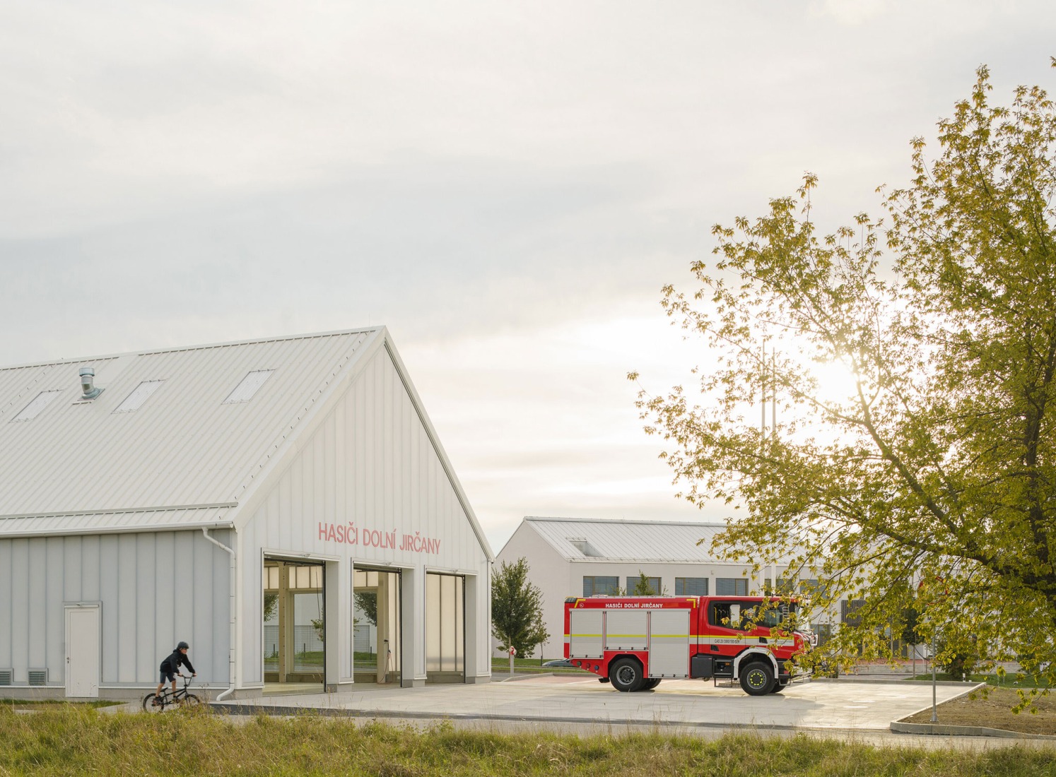 Estación de Bomberos Jirčany por SOA architekti. Fotografía por Alex Shoots Buildings.