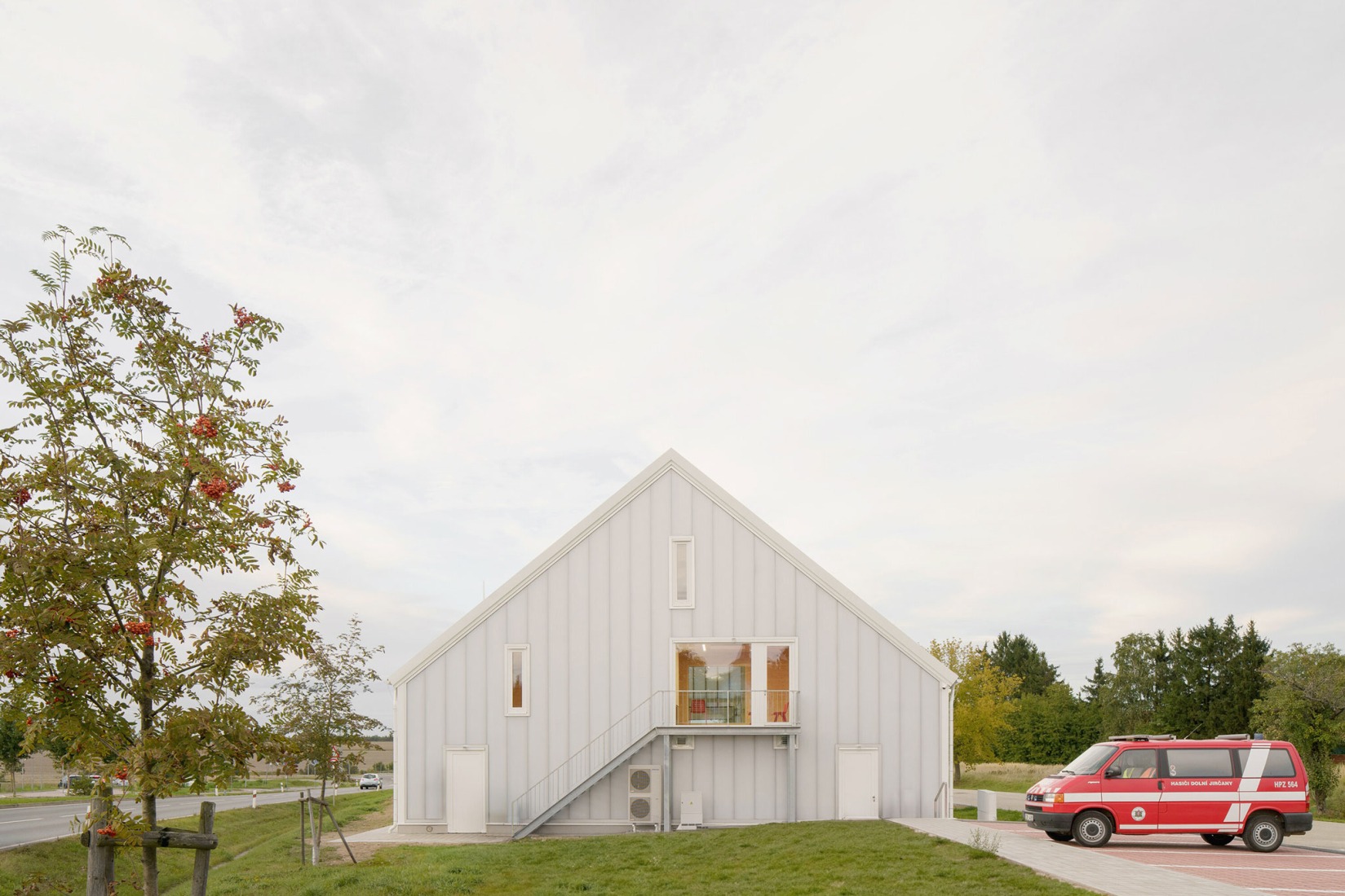 Estación de Bomberos Jirčany por SOA architekti. Fotografía por Alex Shoots Buildings.