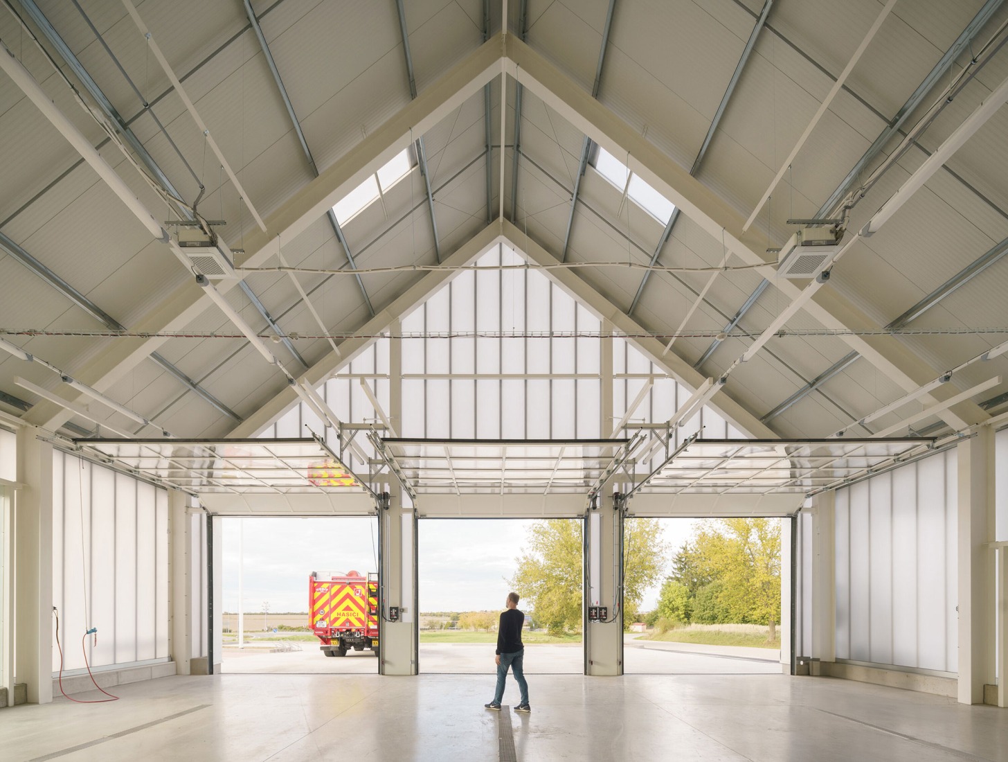 Estación de Bomberos Jirčany por SOA architekti. Fotografía por Alex Shoots Buildings.