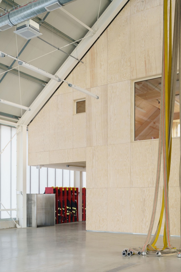 Estación de Bomberos Jirčany por SOA architekti. Fotografía por Alex Shoots Buildings.
