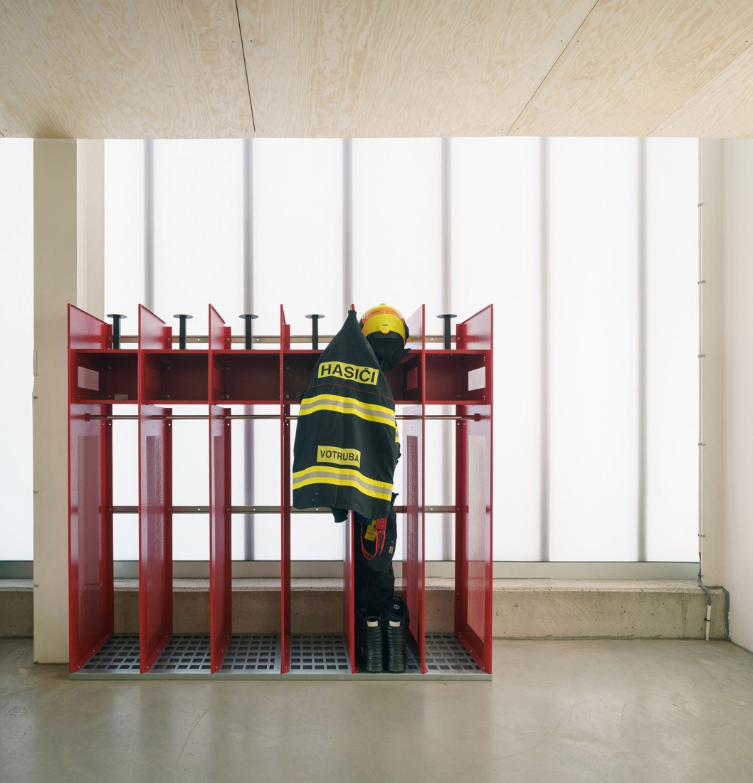 Estación de Bomberos Jirčany por SOA architekti. Fotografía por Alex Shoots Buildings.