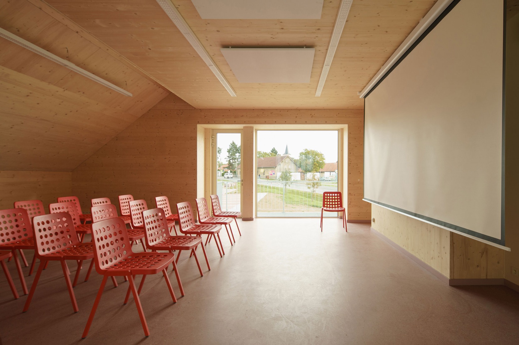 Estación de Bomberos Jirčany por SOA architekti. Fotografía por Alex Shoots Buildings.