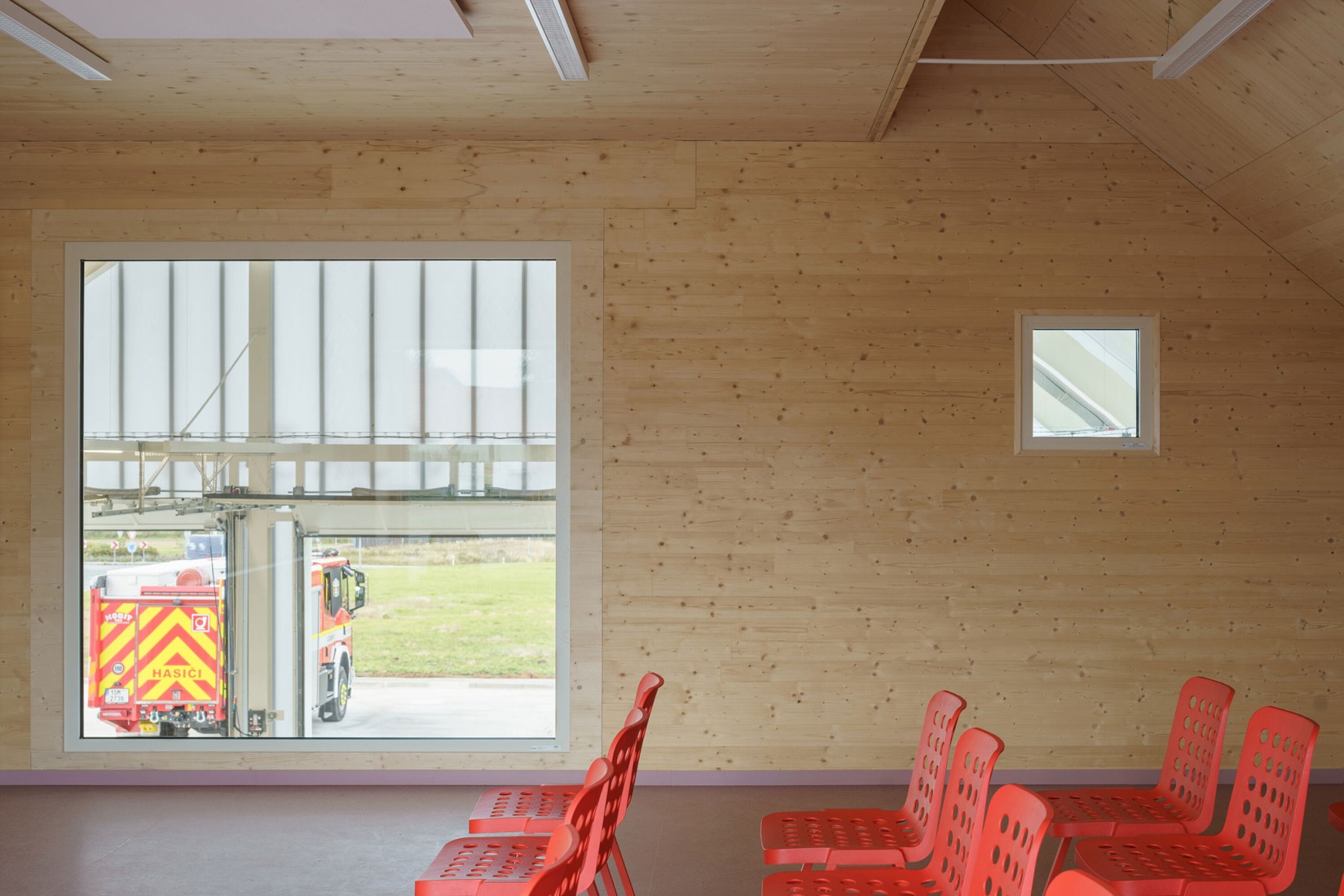 Estación de Bomberos Jirčany por SOA architekti. Fotografía por Alex Shoots Buildings.