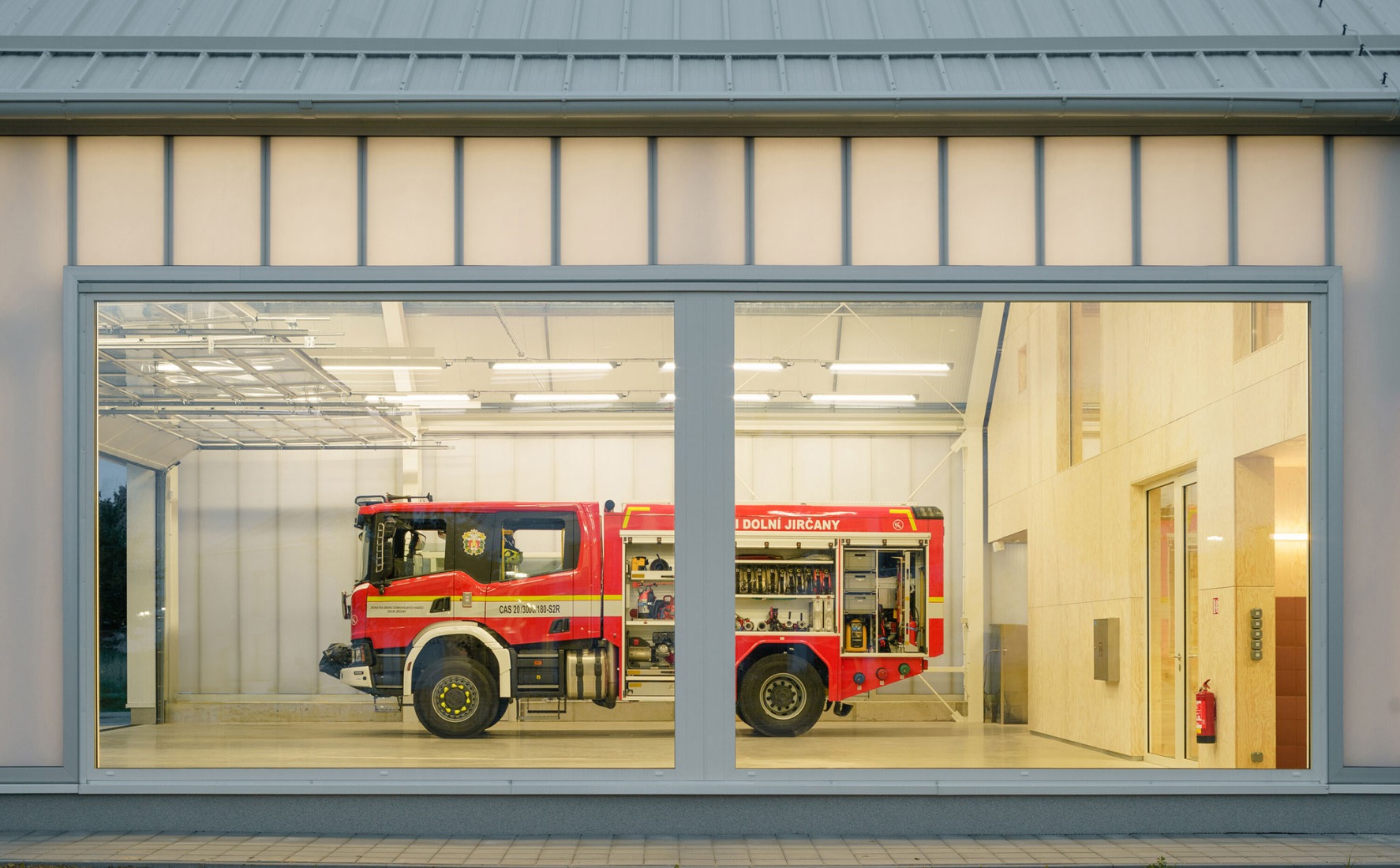 Estación de Bomberos Jirčany por SOA architekti. Fotografía por Alex Shoots Buildings.