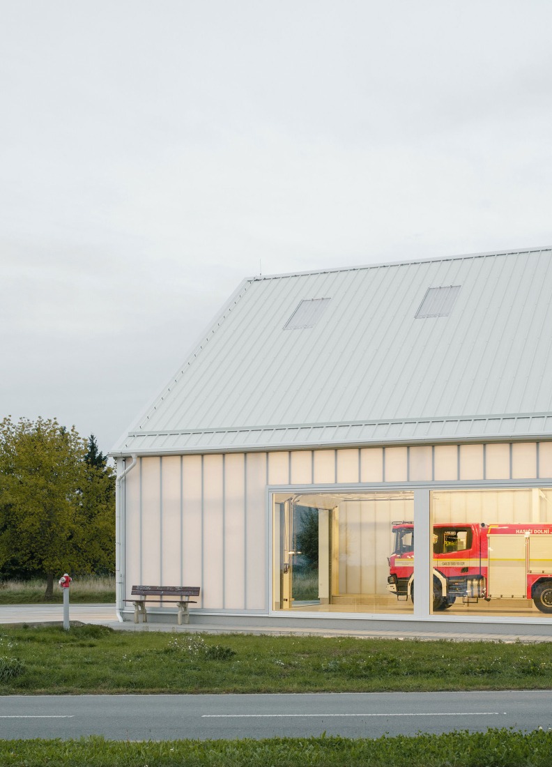 Estación de Bomberos Jirčany por SOA architekti. Fotografía por Alex Shoots Buildings.