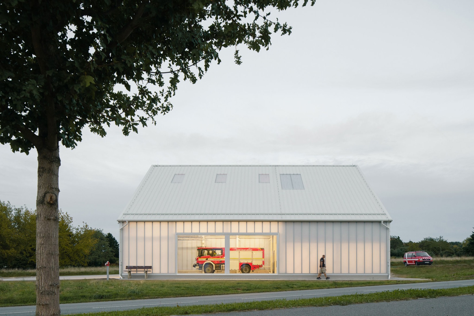 Estación de Bomberos Jirčany por SOA architekti. Fotografía por Alex Shoots Buildings.