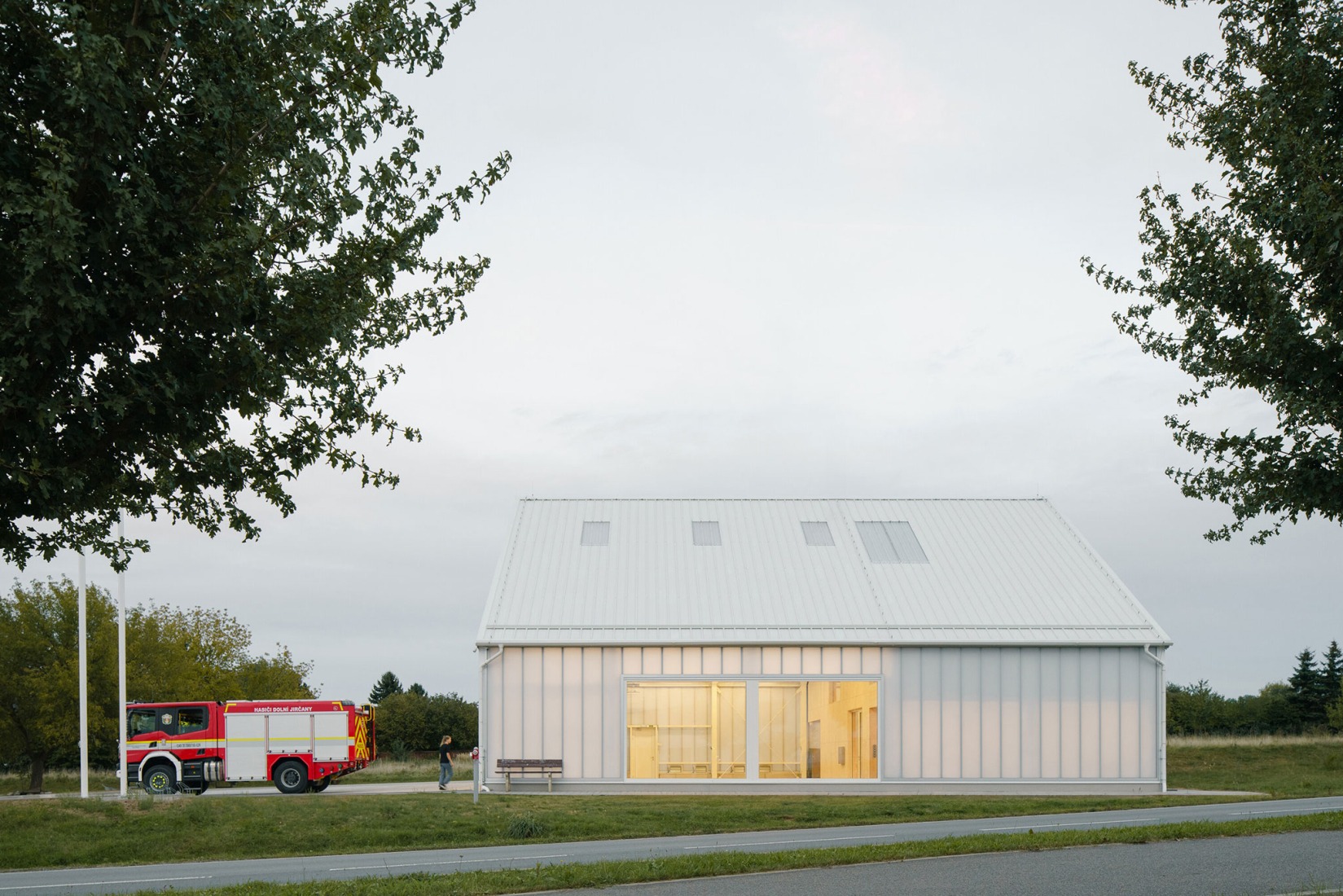Estación de Bomberos Jirčany por SOA architekti. Fotografía por Alex Shoots Buildings.