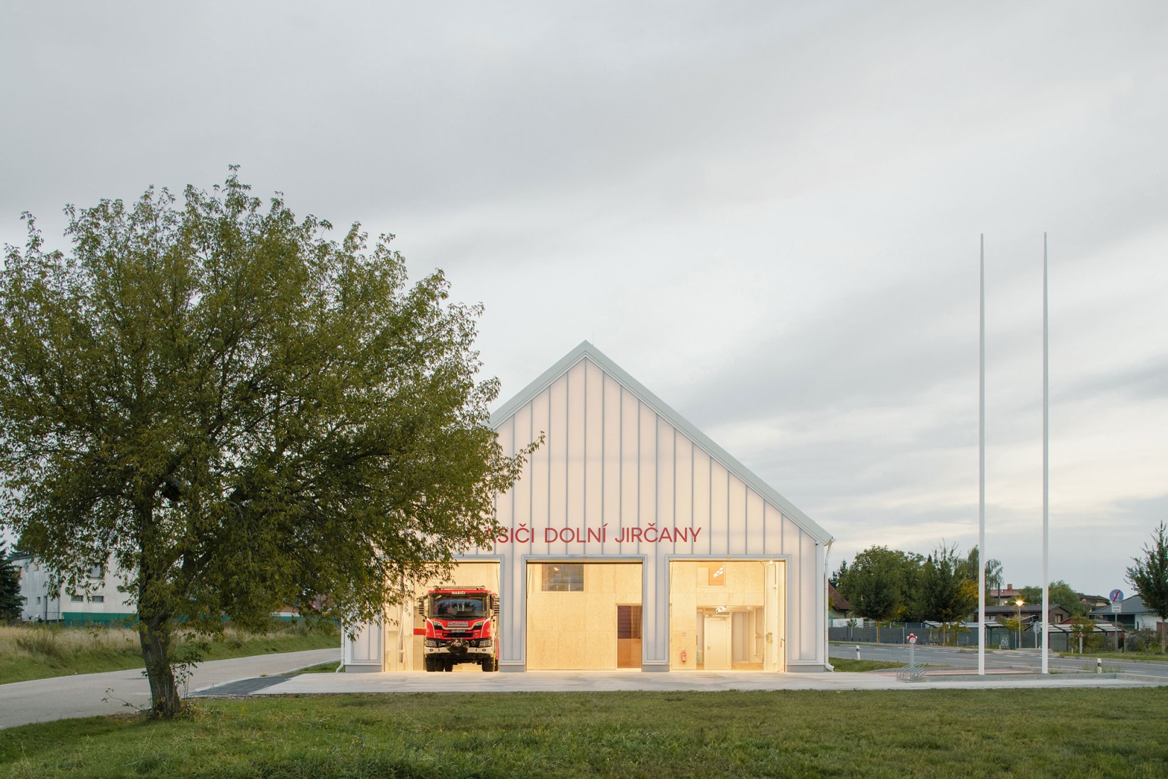 Estación de Bomberos Jirčany por SOA architekti. Fotografía por Alex Shoots Buildings.